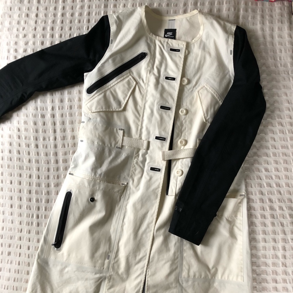 NIKE SPORTSWEAR black and white raincoat